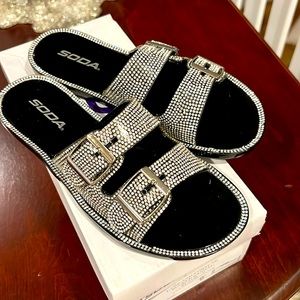 NWT BEAUTIFUL SILVER RHINESTONE SANDALS